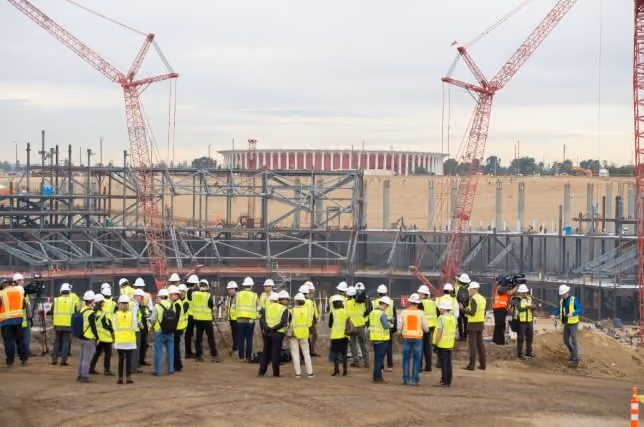A PS&M safety briefing with a site crew